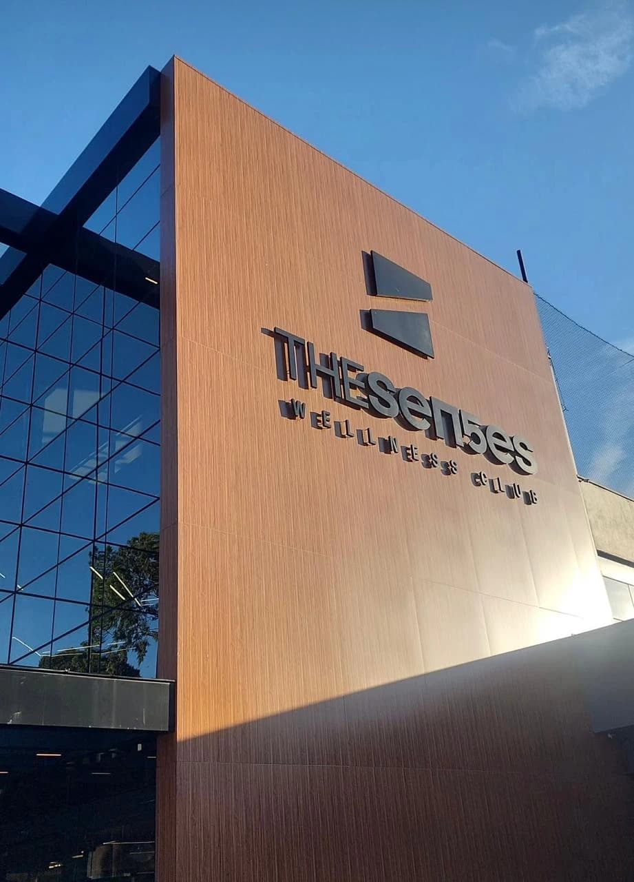 Fachada do The Senses Wellness Club com o letreiro